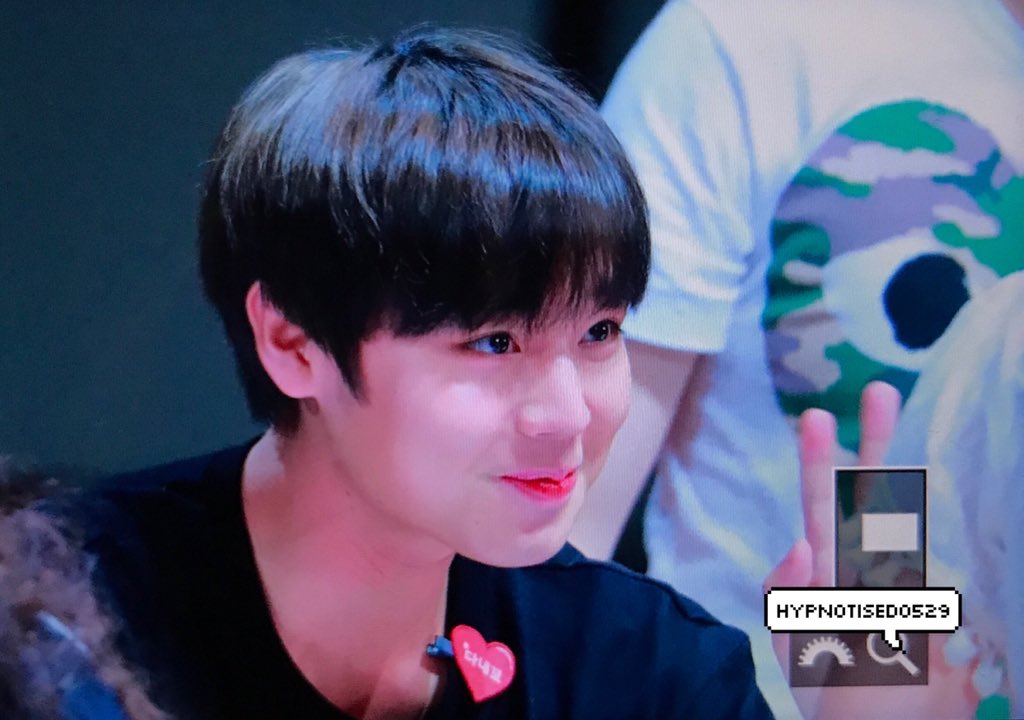 hypnotised_0529's tweet photo. 180519 #박지훈 다정한 오빠 https://t.co/u2XTXa6Hzr