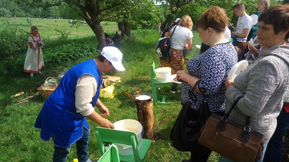 Полакомиться блинами, испечёнными на пеньках, и свежесваренной ухой, попробовать из самовара фирменные чаи Куликова поля предлагала площадка «Смакуха». #ФестивальБылина #Былина #КуликовоПоле