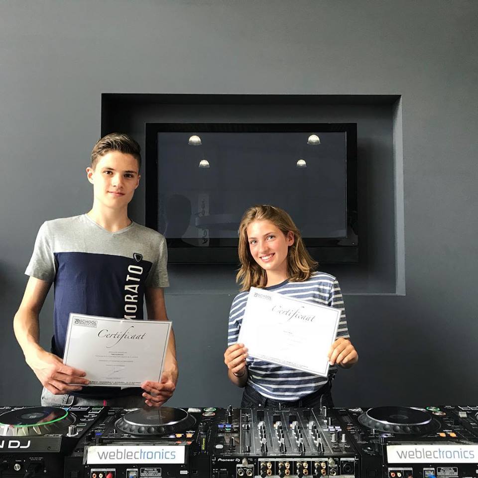 DJSchoolBenelux's tweet photo. Gefeliciteerd Nova Coffeng &amp; Fabio Kustermans met het behalen van de DJ Cursus Basis! #djschoolbenelux #djschool #djing #djlife #dj #electronicmusic #electronic #music #dancemusic #dance #pioneerdj #pioneer #breda #benelux https://t.co/It5mBnKxSJ