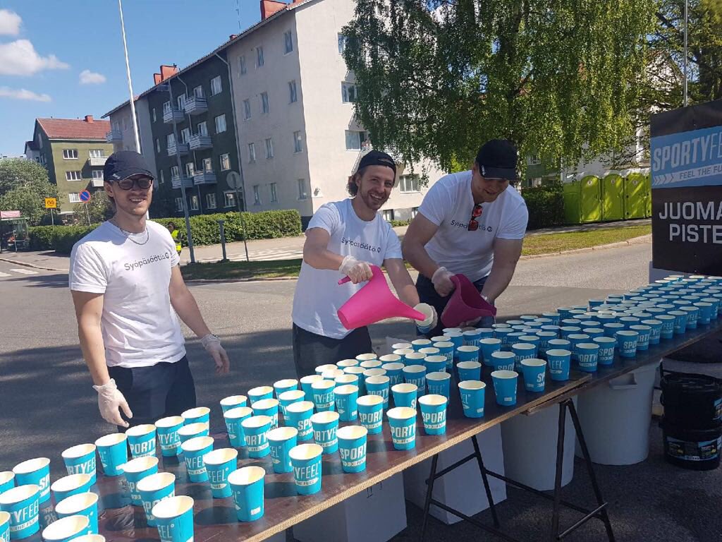 NesteSuomi's tweet photo. Ilma on kuin morsian! Tänään olemme @Syopasaatio:n mukana nesteyttämässä #HCRD2018:n juoksijoita! Paikalla myös meidän ahkerat pojat Blues Junioreiden A-joukkueesta. Mahtavaa olla mukana tukemassa tärkeää asiaa! 💚🤗#suomentärkeinapuraha #nestelife https://t.co/pHr46FuOxX
