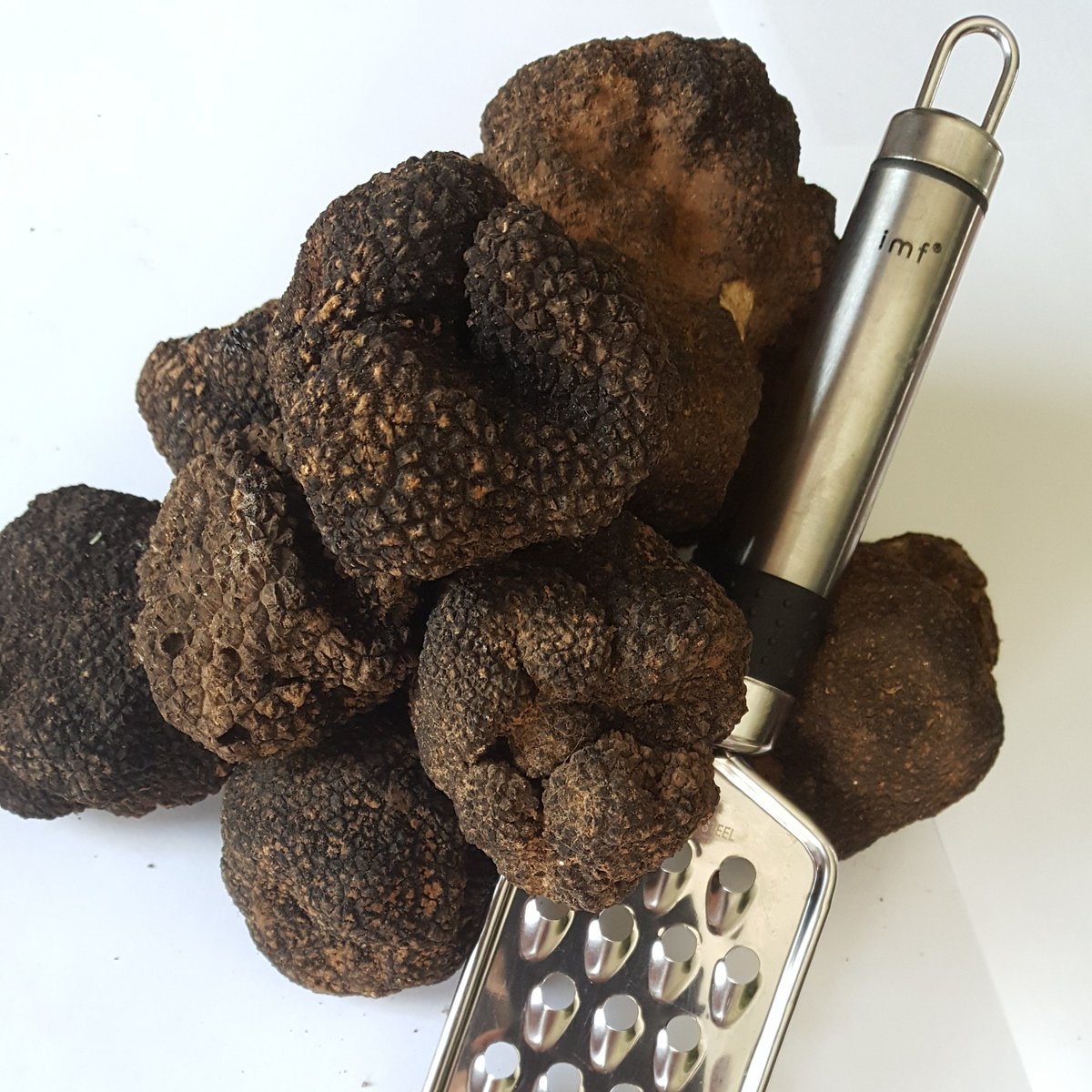 TrufasAlonso's tweet photo. Aquí tenemos trufas frescas de temporada todo el año, somos especialista en #trufa y solo trufa... nada más y nada menos!! 👍🏼😃 #NuevaFotoDePerfil #trufanegra #tubermelanosporum #producto #trufadeverano #bianchetto #tuberuncinatum #magnatum #truffles #slowdown #Luxury #gourmet https://t.co/YFvUQNBQue