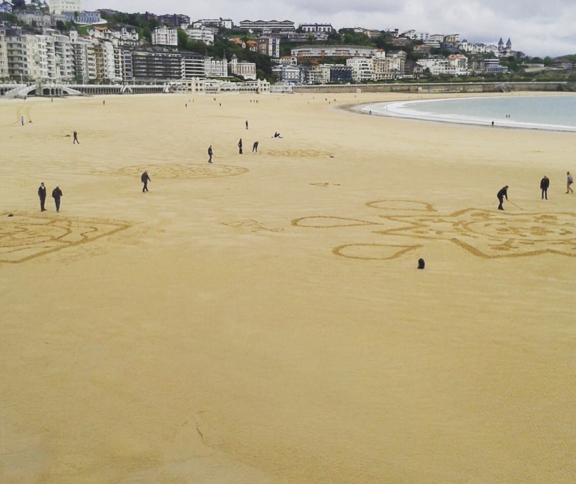 terresetcie's tweet photo. #BeachArt sur la #plage de la Concha a #Donostia pour notre groupe en séminaire au mercure Monte #Igueldo avec l'#artiste #SamDougados #euskadi #paysbasque #sansebastian #terresetcie https://t.co/romKObkwf4