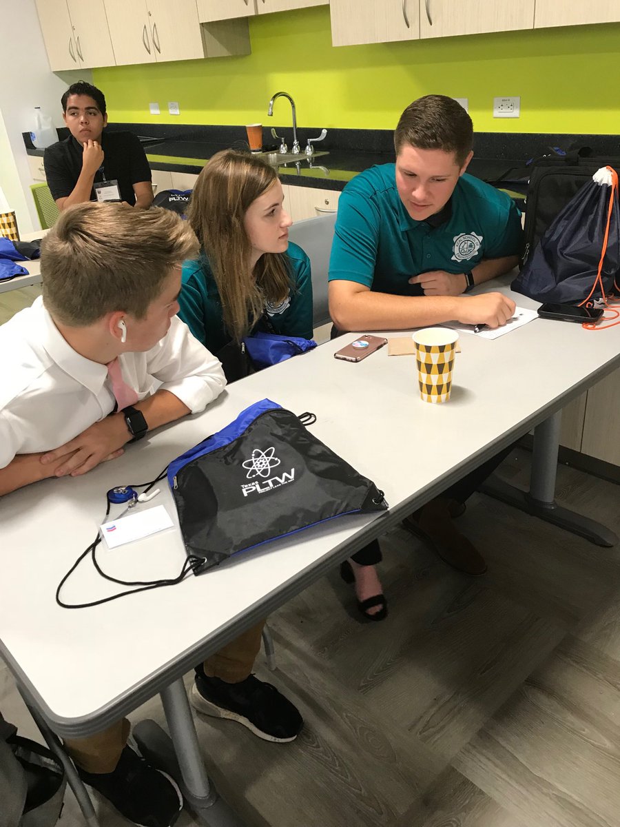 CoachGKISD's tweet photo. The gameโs afoot... #chevrondesignchallenge #kcalfirsts https://t.co/6E4F3hLcPf