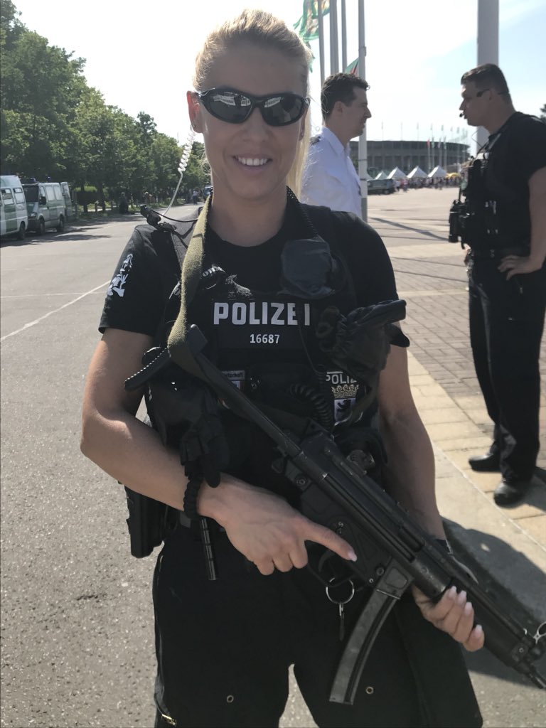 PolizeiBerlin_E's tweet photo. Nadine von unserer 35.EHu ist #DAfürDICH am @Oly_Berlin.
 
Unsere Kolleginnen und Kollegen sorgen für das nötige FairPlay zum #Pokalfinale https://t.co/VnpO0OtOyu