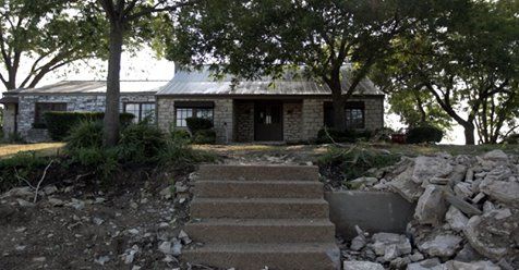 studio_1619's tweet photo. Hey Round Rock, if you missed seeing the Stage Coach Relocation video, don't worry. It's now available. Check it out!  #studio_1619  #stagecoachrelocation  #movingalandmark
https://t.co/Iooq21aucS https://t.co/CeKC1GJwLQ