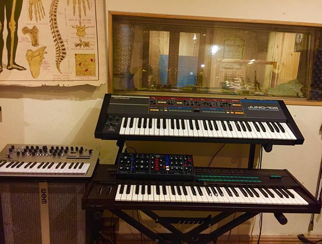 RedSquirrelIOW's tweet photo. Old and new, new pretending to be old and old sounding new. #juno106 
#roland  #yamahadx7 #yamaha #korg #korgminilogue #behringermodeld https://t.co/h4u3Gd3lL5 https://t.co/KG9iIJBOhc