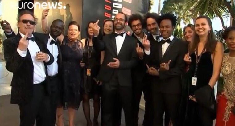 eciotti's tweet photo. Un doigt d’honneur au Festival de #Cannes... Voilà où conduit l’exploitation de la détresse humaine par les complices des passeurs. Je déplore la coupable faiblesse du #Gouvernement face à un délinquant condamné par la justice #Herrou https://t.co/CRSzf9GET1