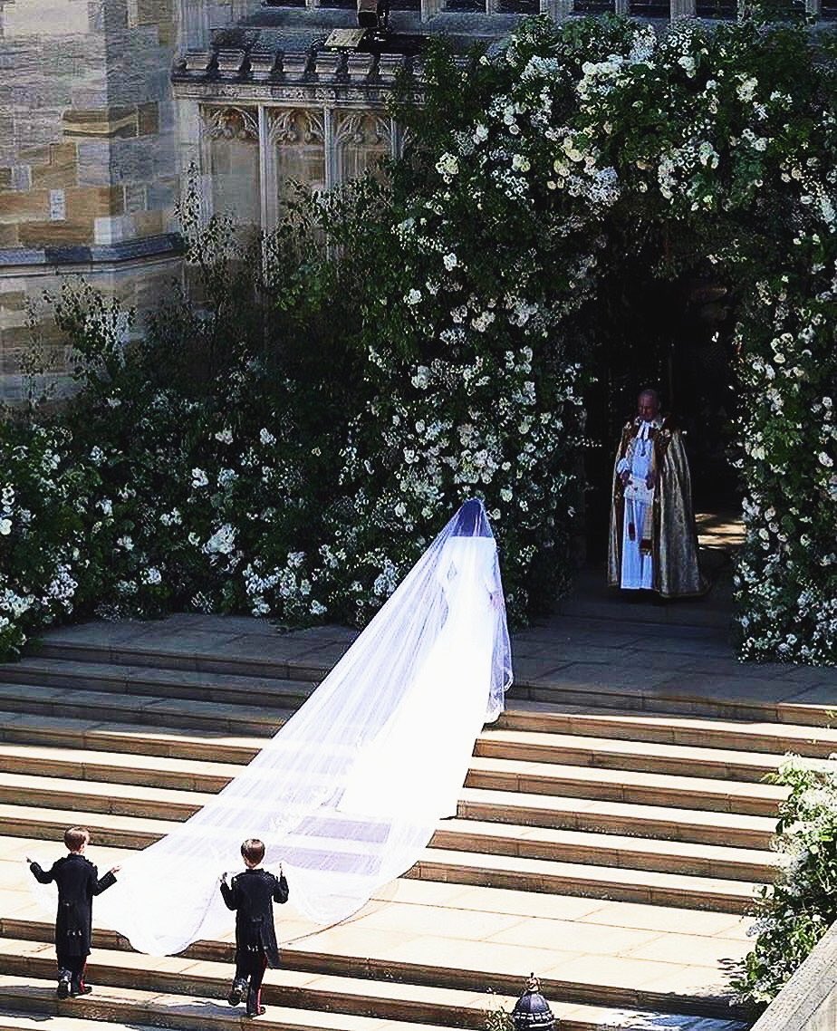 KsaFashionista's tweet photo. Flowers adorn the walls of St George's Chapel at Windsor Castle for the wedding #RoyalWedding https://t.co/wEZ9AmK0m0