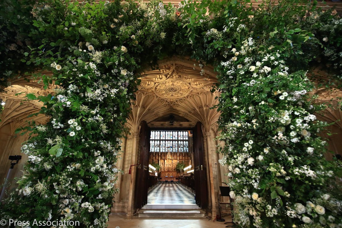 KsaFashionista's tweet photo. Flowers adorn the walls of St George's Chapel at Windsor Castle for the wedding #RoyalWedding https://t.co/wEZ9AmK0m0