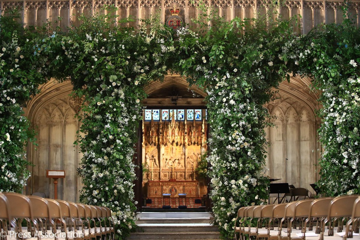 KsaFashionista's tweet photo. Flowers adorn the walls of St George's Chapel at Windsor Castle for the wedding #RoyalWedding https://t.co/wEZ9AmK0m0