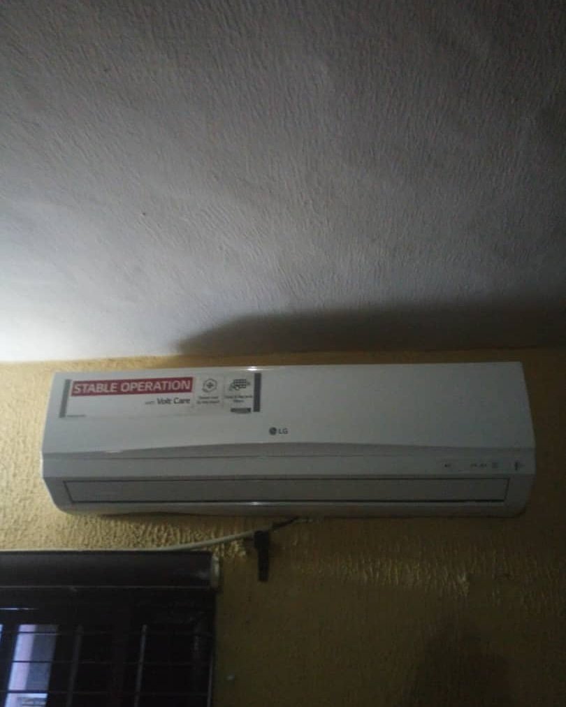 isellrnigeria's tweet photo. Just when you thought the heat is too much.
2hp LG split unit AC is available
Location - Lagos asaba, nationwide delivery too
#GarageSales #Day1 #iSellr #iSellrnigeria #junkyoumayneed #day1 #LG #lgairconditioner #airconditionservice #airconditionsavedmylife #airconditionsystem https://t.co/WQ5HA5mRVq