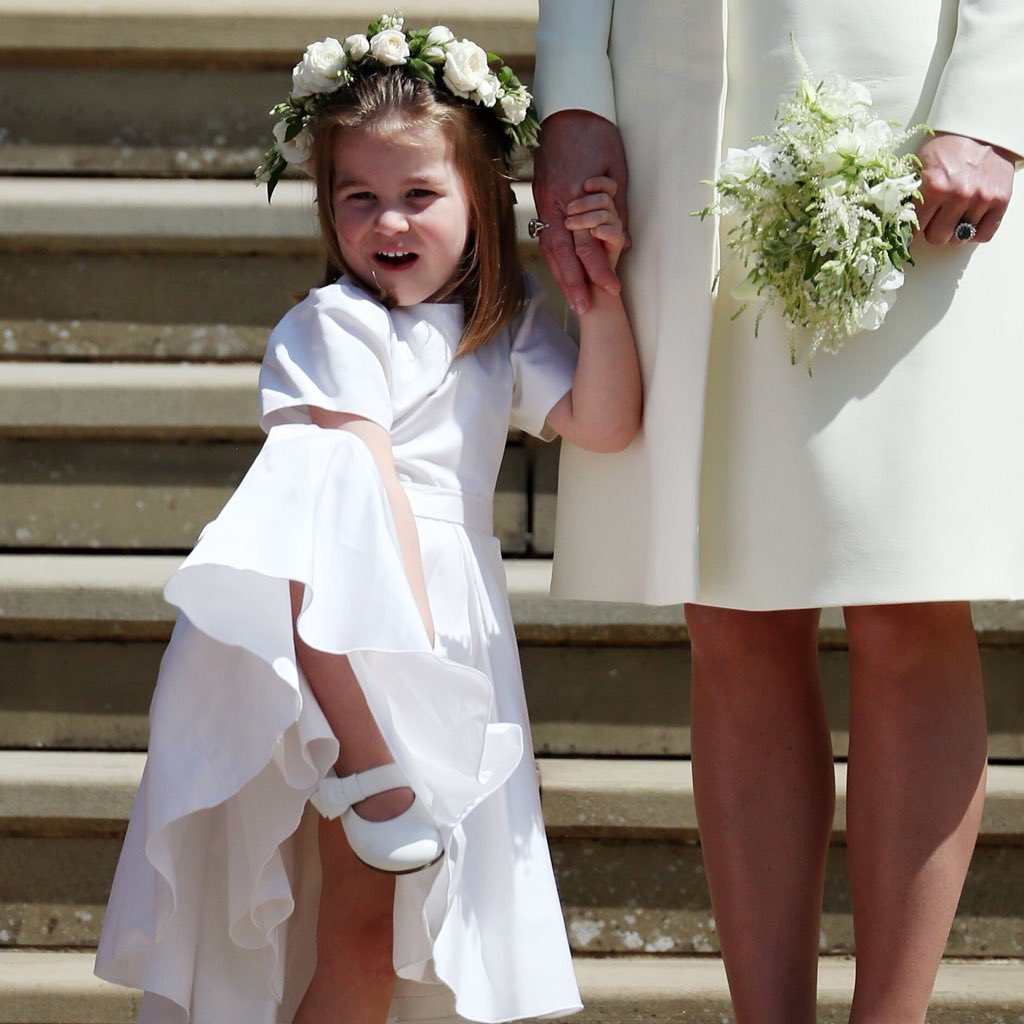 mirelando_'s tweet photo. Comporte-se como uma princesa! #RoyalWedding https://t.co/6YMHRXySKB