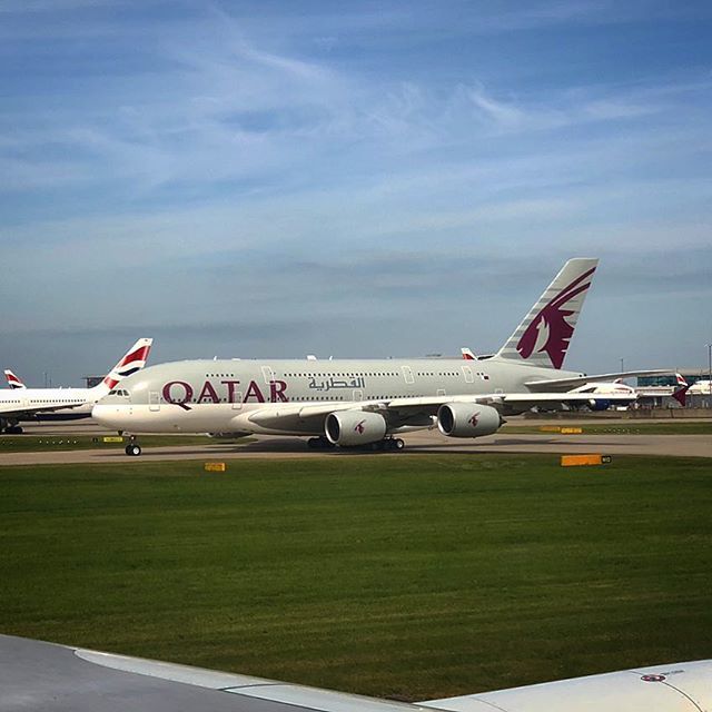 svhennig's tweet photo. a beautiful @qatarairways #A380 on a beautiful day @heathrow_airport today. A great start today. Safe flight back home #qatarairways, back to #Doha #Flying #plane #Airbus #A380 #plane #picsfromaplane https://t.co/QLhSMyCyov https://t.co/cZnpVJzTgY