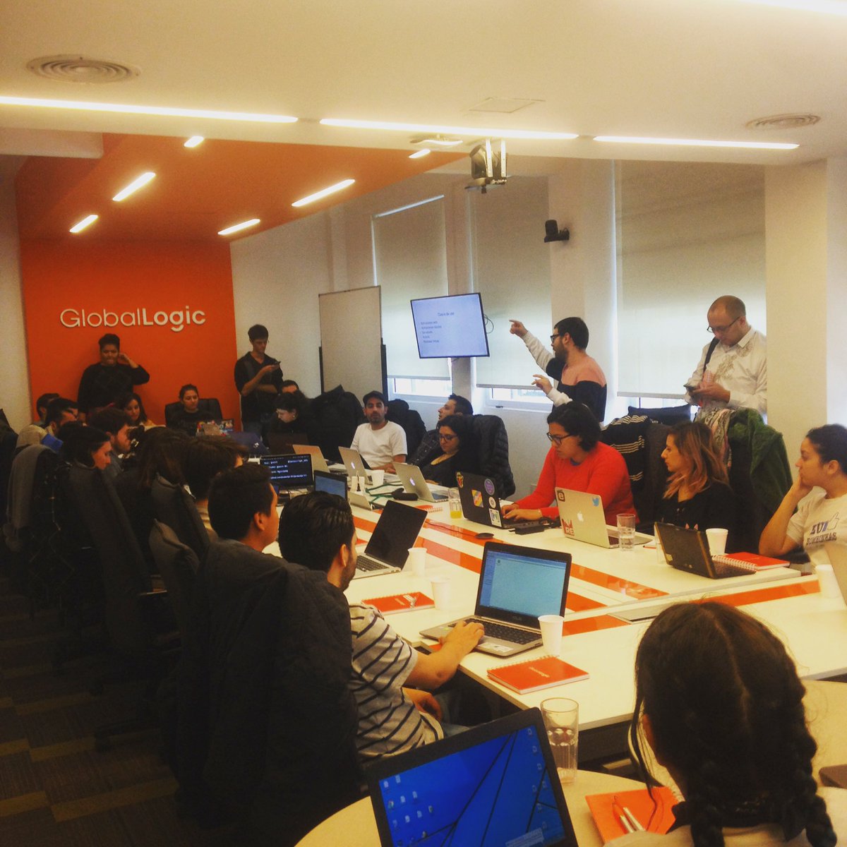 alekrumkamp's tweet photo. Acá no se siente el frío ❄️. En @javascript_101 de la mano de @M_Blayer y @DuranCristhian en las oficinas de @Globallogic_LA , junto a todos los asistentes estamos con todas las ganas de codear 💪🏼💪🏼 https://t.co/eBykNMHhux