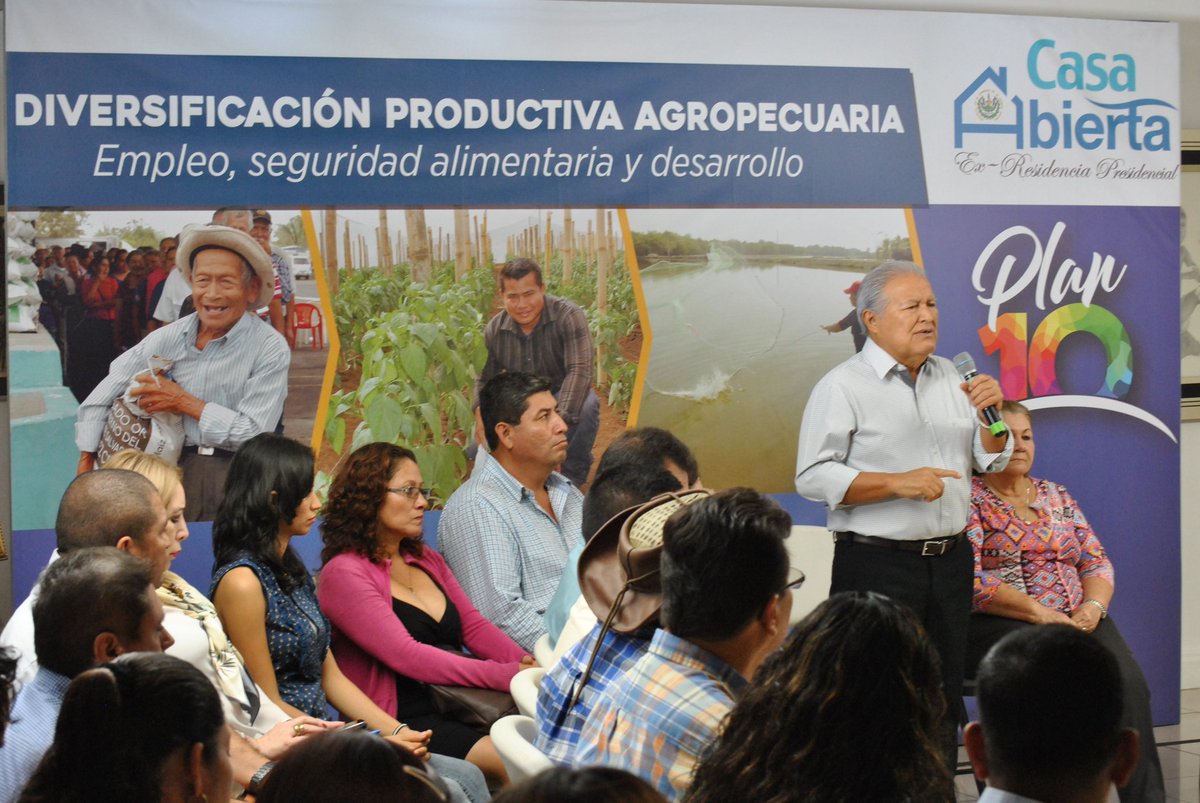 Casa_AbiertaSV's tweet photo. #EnDesarro | Pdte. @sanchezceren aborda importantes temas sobre la diversificación productiva agropecuaria. Empleo, seguridad alimentaria y desarrollo. https://t.co/K4u9XiDqvN