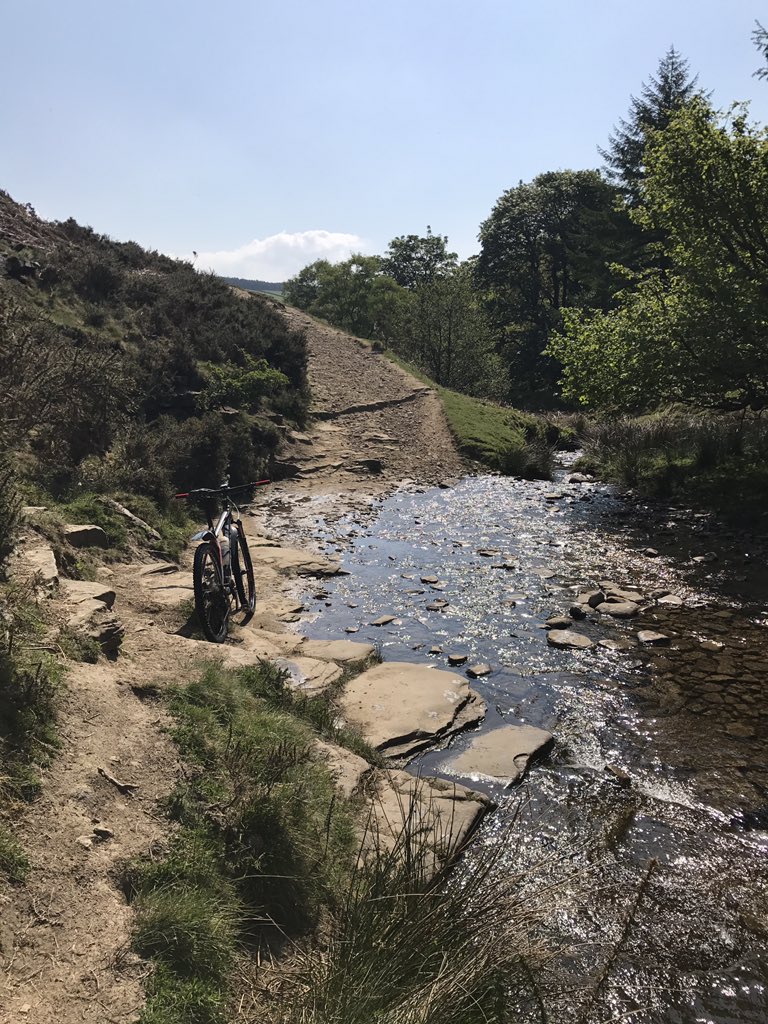 stevehigh4's tweet photo. Forgotten how great the dry trails are in#peakdistrict - stunning day out in the sun on @bikeonscott . #aatr #mtbexplore #cycling #goride #whyIride #exploremore https://t.co/lr6UFWhI28