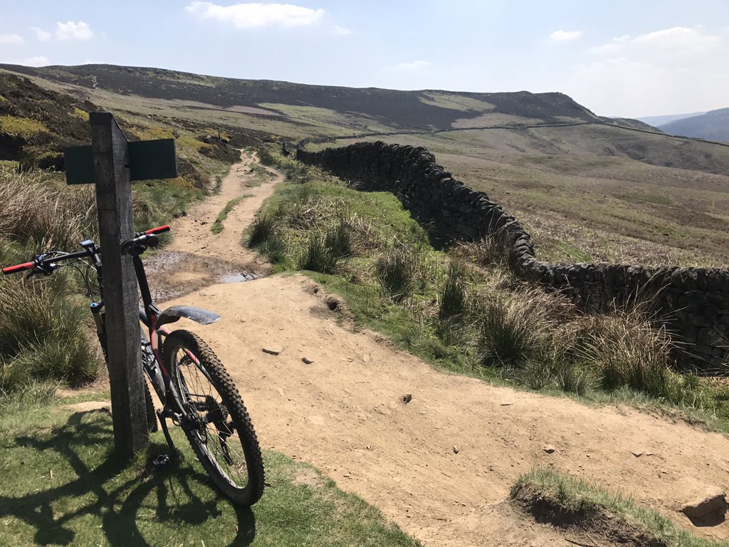 stevehigh4's tweet photo. Forgotten how great the dry trails are in#peakdistrict - stunning day out in the sun on @bikeonscott . #aatr #mtbexplore #cycling #goride #whyIride #exploremore https://t.co/lr6UFWhI28