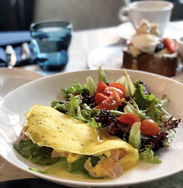 Today is Saturday, which means the only decision that u should b making is whether 2 have a bottle or glass of champagne with BRUNCH‼️ 🥂🍾🥓🥞🍳