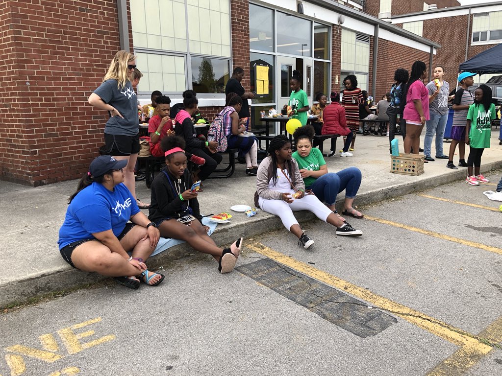 MrsJenniferPace's tweet photo. #VineRocks #OutdoorPalooza @VMMS_CommSchool @VineMSKnox @DesireeOJones https://t.co/FWykF4mUGR