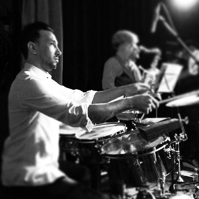 JohnnyGomezB's tweet photo. Hoy show en Torrejón con el ex cantante del Grupo Galé •Cristian Fernández• See you there!! ▶️🎼🥁🎶 #grupogale #cristianfernandez #torrejondeardoz #perkusjon #percussão #perkusija #percussie #perkusi #percussions #perkusja #perküsyon #percusion #johnnygomez #timbal #conga https://t.co/IkVLtCakwE
