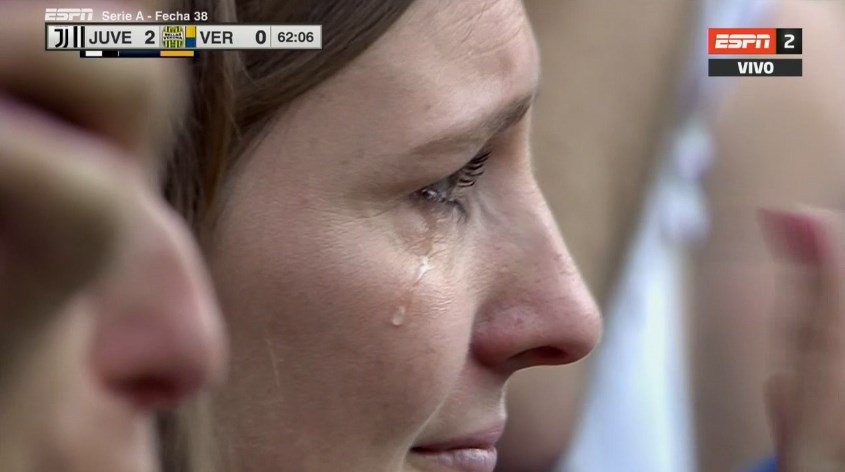 FT_Total's tweet photo. Así fueron algunas imágenes de la salida de Buffon del terreno de juego. Se despidió de sus compañeros en el césped y algunos aficionados no pudieron evitar llorar. Leyenda de la Juve. #UN1CO (Foto @SC_ESPN) https://t.co/l88ojFAgm3