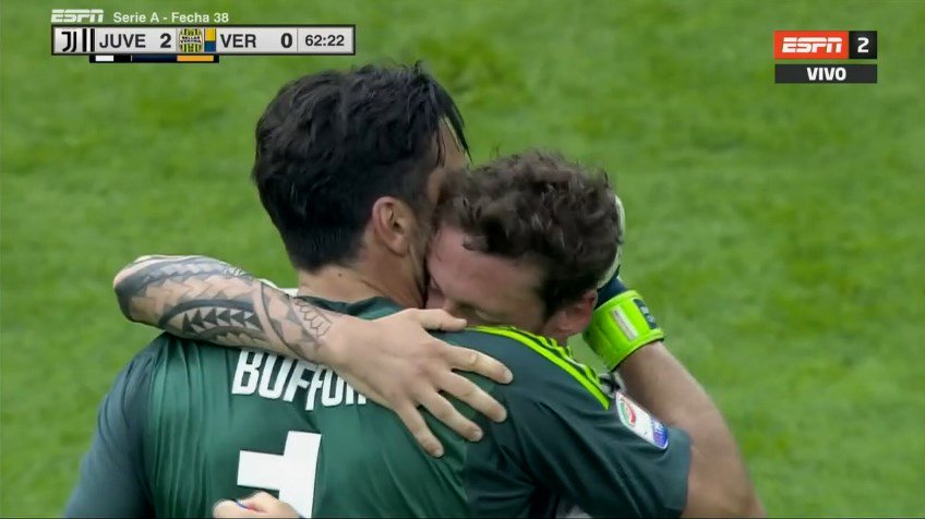 FT_Total's tweet photo. Así fueron algunas imágenes de la salida de Buffon del terreno de juego. Se despidió de sus compañeros en el césped y algunos aficionados no pudieron evitar llorar. Leyenda de la Juve. #UN1CO (Foto @SC_ESPN) https://t.co/l88ojFAgm3