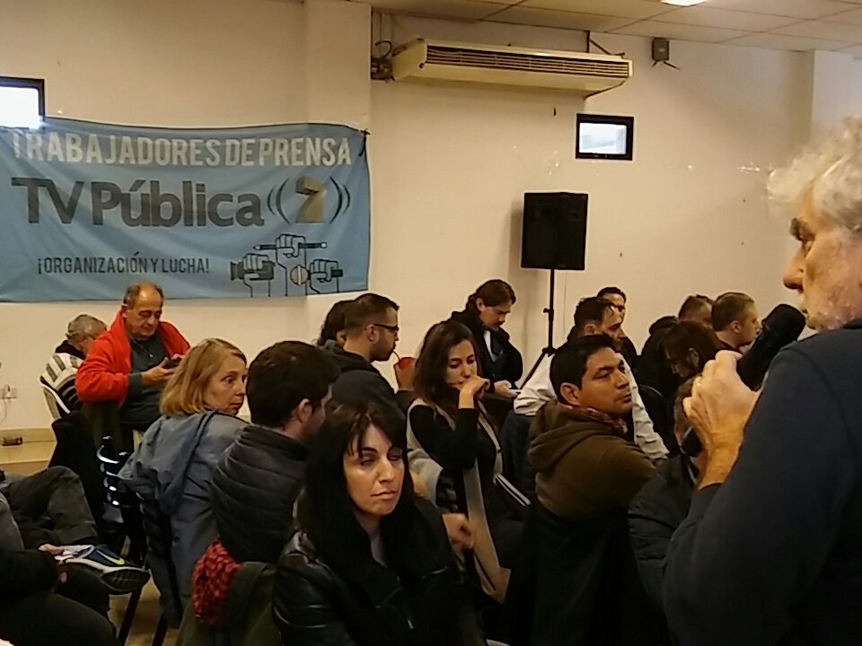 #Ahora Asamblea Extraordinaria del SiPreBA: @rubenschofrin, delegado de Perfil y sec adj del SiPreBA: "Debemos elaborar un repudio al acuerdo con el FMI. Asistimos a una situación excepcional provocada por un golpe de mercado que obliga a un gobierno débil a realizar un ajuste"