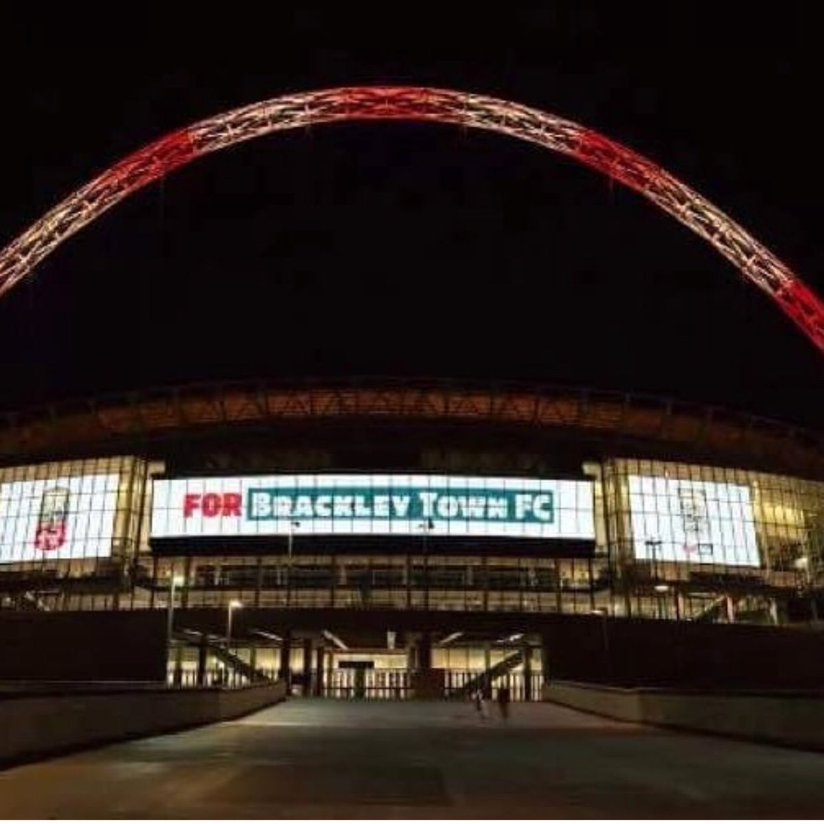 BrackleyKebab's tweet photo. Sending lots of luck to the Brackley Town Football Club ⚽️🏆⚽️ the excitement and towns support is truly amazing, and we all are with you on this incredible journey. @BrackleyTownFC 

#brackleytown #wembley #redandwhite #journey https://t.co/aH6mXoaWIL