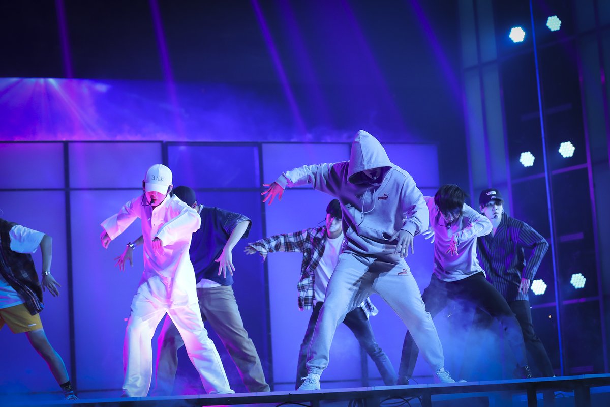 zahratulaulian7's tweet photo. BTS fighting 
#iVoteBTSBBMAs #BTS_twt  #BTS2018  #BTSBBMAs #BTS_BBMAs #BTS #BTSxEllen #LOVE_YOURSELF_轉_Tear  #LOVE_YOURSELF #BTSARMYxSTARWARS  #BTSARMY #btsfakelovemv #FakeLoveFriday  #BillboardMusicAwards #BBMAs@@BTS_twt https://t.co/wYewzgOUnm