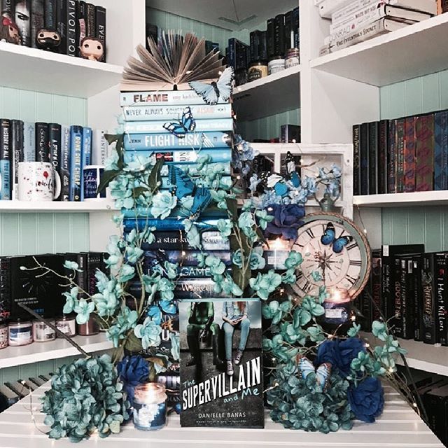 💚💙💚GIVEAWAY💚💙💚
.
Never trust a guy in spandex.
.
The Supervillain and Me by <a href="/daniellebanas/">Danielle Banas</a> is as witty as it is heartpounding, this fresh take on the beloved superhero genre is all about finding your own way to shine even when it seems everyone e… ift.tt/2LcYLKR