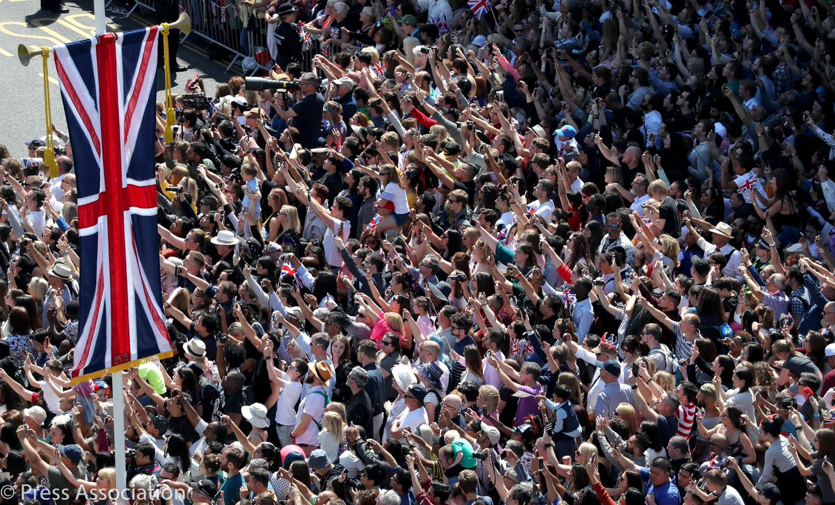 KensingtonRoyal's tweet photo. From the Commonwealth and beyond: Thank you to the amazing crowds in Windsor for the incredible reception for the newly-married Duke and Duchess of Sussex #RoyalWedding https://t.co/VMpBUTr39T