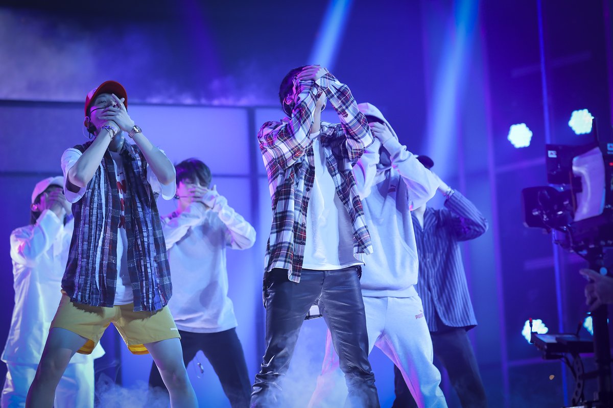 zahratulaulian7's tweet photo. BTS fighting 
#iVoteBTSBBMAs #BTS_twt  #BTS2018  #BTSBBMAs #BTS_BBMAs #BTS #BTSxEllen #LOVE_YOURSELF_轉_Tear  #LOVE_YOURSELF #BTSARMYxSTARWARS  #BTSARMY #btsfakelovemv #FakeLoveFriday  #BillboardMusicAwards #BBMAs@@BTS_twt https://t.co/wYewzgOUnm