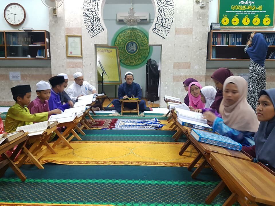 ADUNn6Tupong's tweet photo. Malam 3 Ramadhan 1439H Isyak &amp; Terawih di Surau Kpg Tupong Tengah &amp; menyerahkan geran tahunan kepada surau tersebut
#N6 #P194 https://t.co/UcBKtB17Qn
