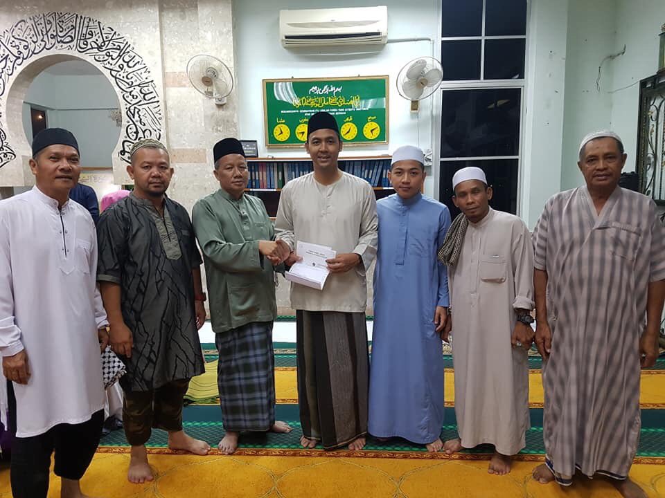 ADUNn6Tupong's tweet photo. Malam 3 Ramadhan 1439H Isyak &amp; Terawih di Surau Kpg Tupong Tengah &amp; menyerahkan geran tahunan kepada surau tersebut
#N6 #P194 https://t.co/UcBKtB17Qn