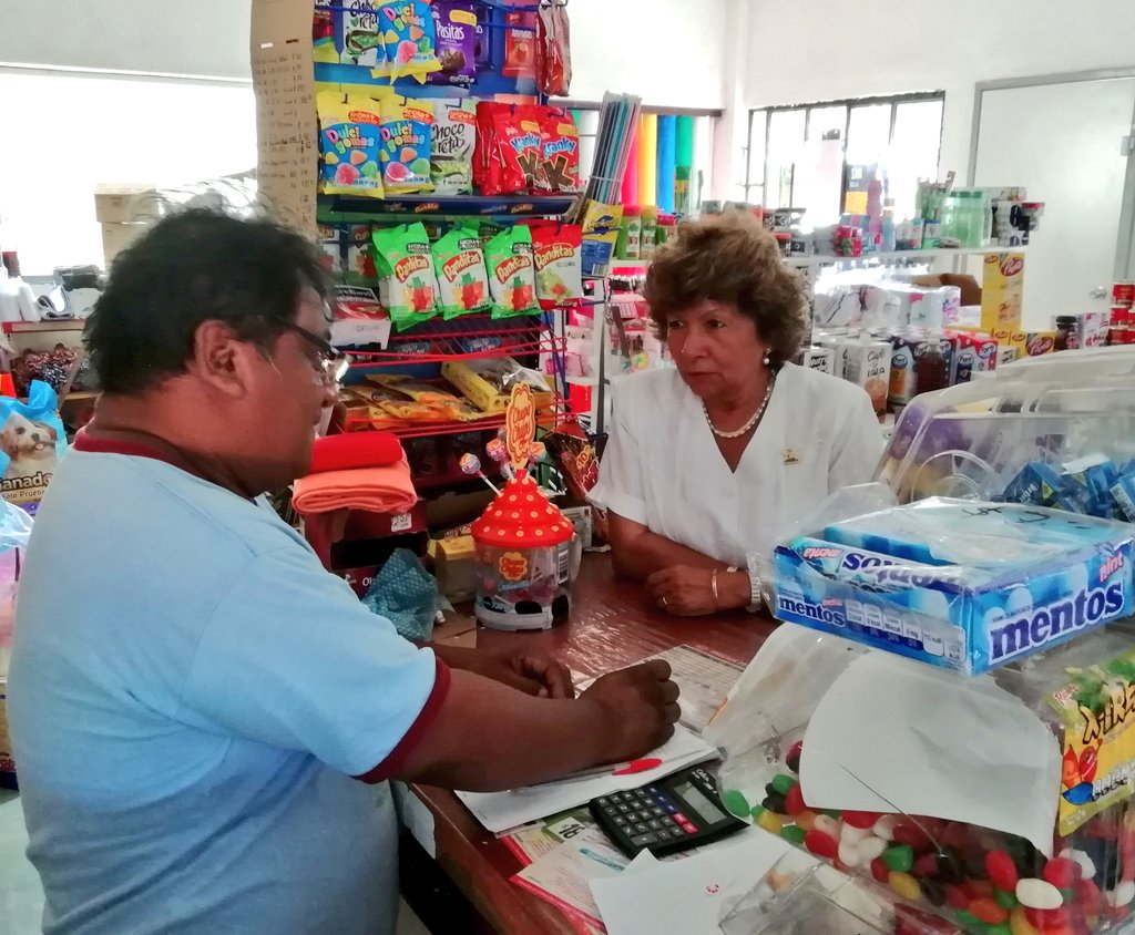 anarosapayan's tweet photo. Buenos días! Iniciamos este sábado saludando a los amigos de #Komchen en compañía de nuestra candidata por el cuarto distrito @MilyRomeroYuc #MerecemosUnMejorFuturo #MovimientoCiudadano #movimientonaranja https://t.co/Js85fBmmYv
