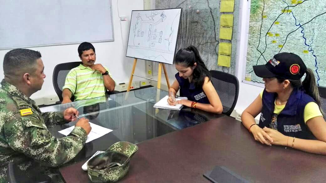 Ejercito_CAAID's tweet photo. #AEstaHora #FeEnColombia, el #BatallónAcciónIntegral6 y personal del #Baeev19 se reunen con Eider Romero gobernador del cabildo indígena Monte Bello de la comunidad Nasa en la que se conoce necesidad de puente peatonal sobre la vereda Las Damas en @PuertoRico_Cqta @Ejercito_Div6 https://t.co/4fC8gDrCgo