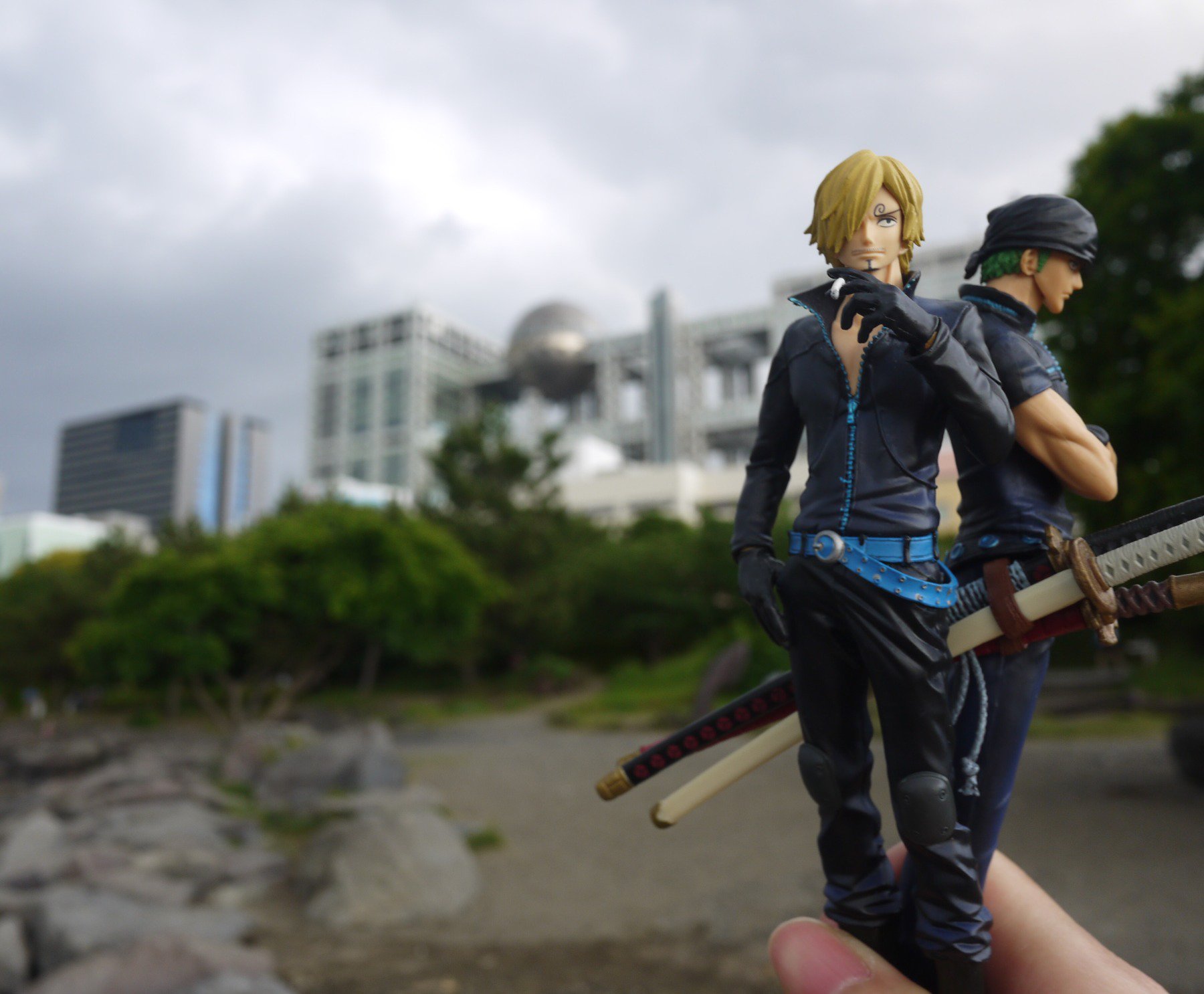 Lefty そういえばたまにお外でのフィギュア撮影どういう風にやってるのかって訊かれるんだけど こういう風にやってます 片手で フィギュア掲げて 片手でミラーレスで撮影 なにぶん片手なのでぶれないようにするのが結構大変 しかも今回はフィギュア側も