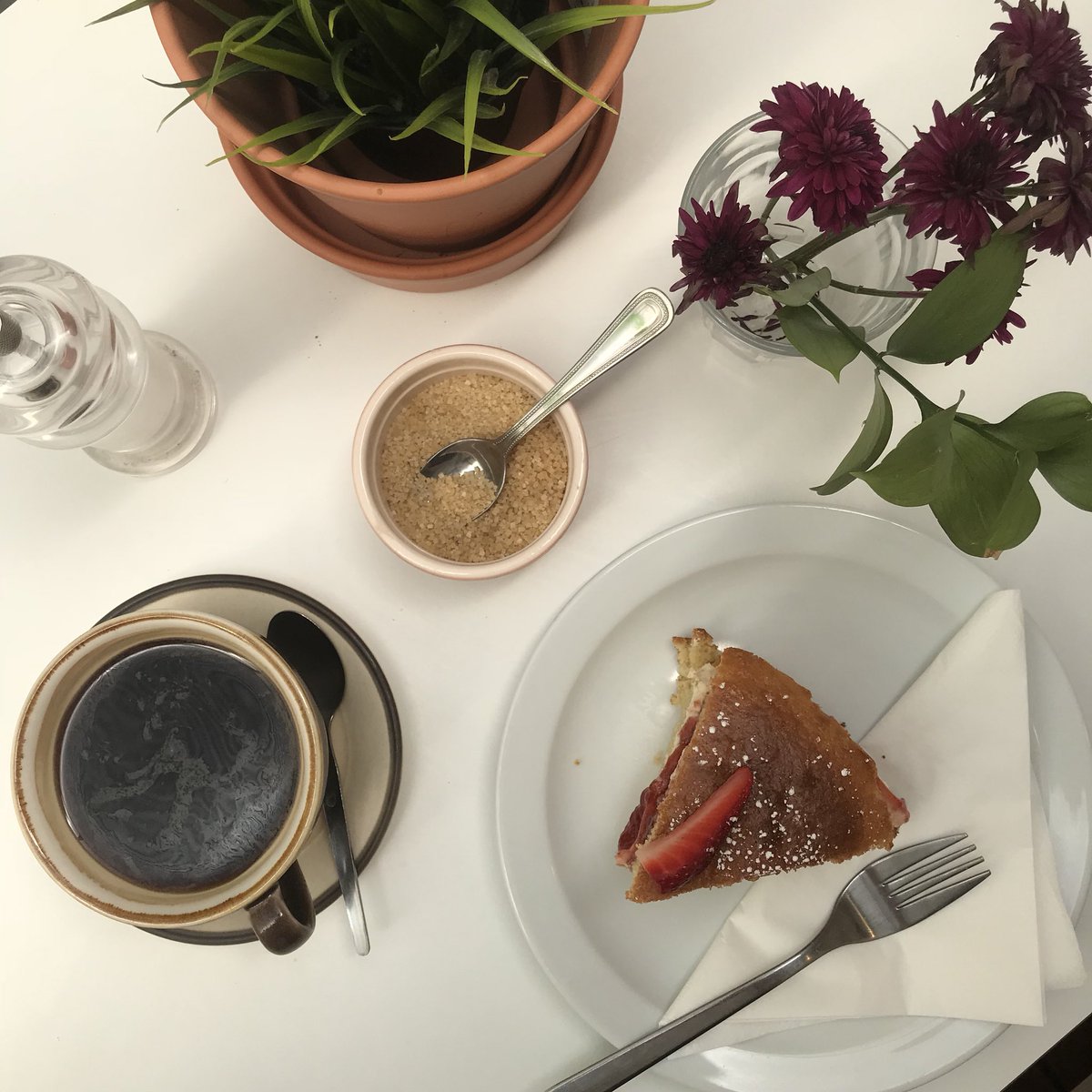 DevRoseTurner's tweet photo. Celebrating the #RoyalWedding with an #americano and #victoriasponge #cakepun πΊπΈπ¬π§ https://t.co/TU2wmj69fe
