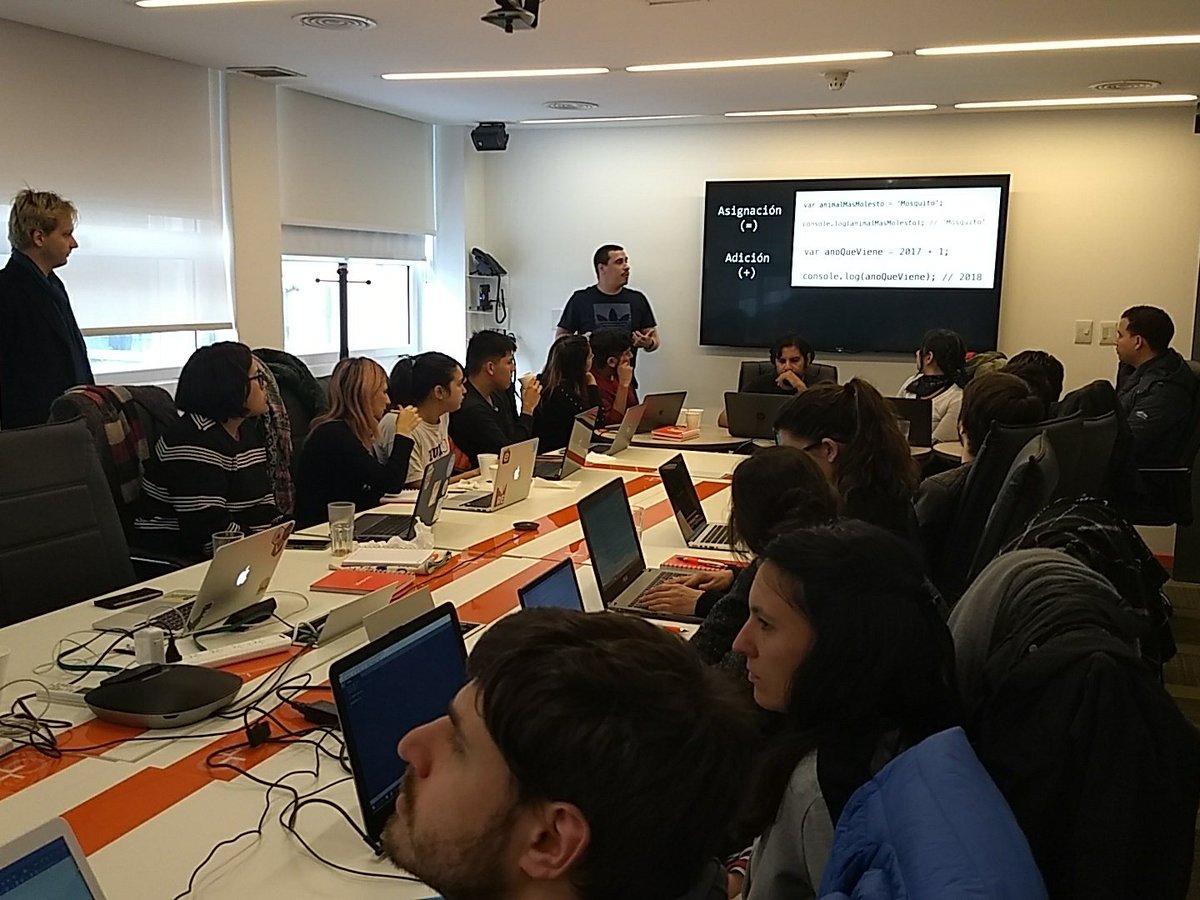 javascript_101's tweet image. Operadores en JavaScript es lo que @M_Blayer explica y lxs #javascript101ers lo miran atentamente 🤓