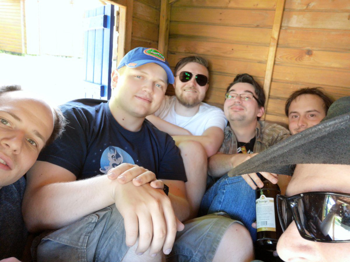 BroniesBayern's tweet photo. Wir sind fast in Hütte 21, diesmal aber in Berlin. Ruft uns an unter 089 2154 2074! #Hütte21 #2014Meetup #BBeV https://t.co/MyVmHJBj1v