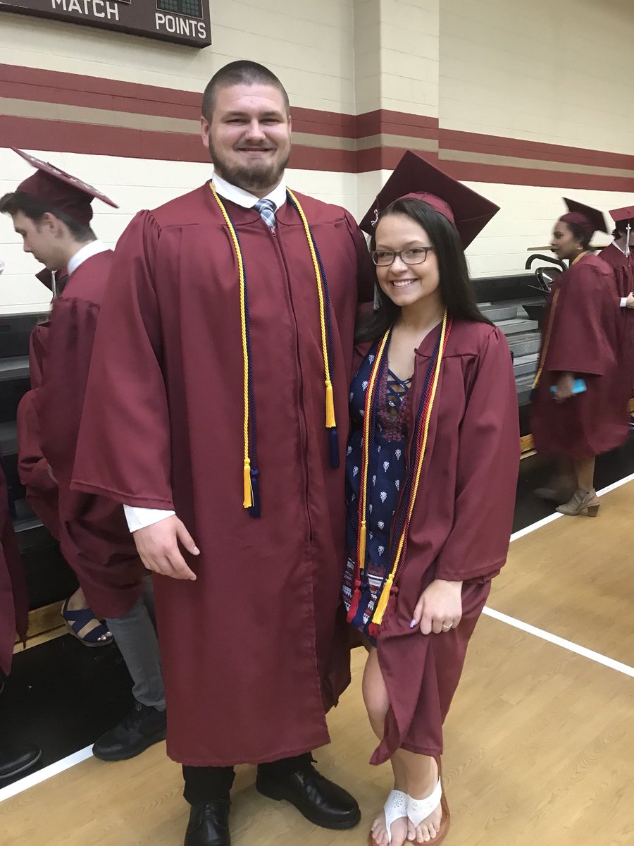 gavin_gray50's tweet photo. Blessed that I’ve been able to spend these last 4 years with the people I have. Hard work does pay off🎓 https://t.co/T6jUkB4fpC