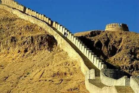 PakistanNature's tweet photo. The Ranikot fort in Sindh is believed to be the biggest fort in the world, with a circumference of 32 KM

#Pakistan https://t.co/hNThj8zXwi