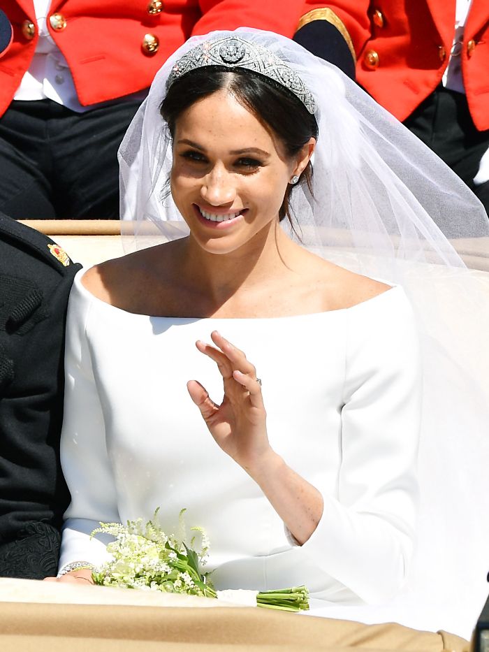 ViaTrendy's tweet photo. Los detalles del vestido de novia de Meghan Markle #RoyalWedding
https://t.co/7mWnkhKR6F 
#RoyalWedding https://t.co/VFe20c8KIl