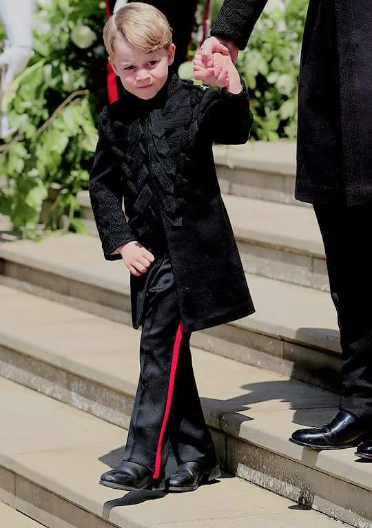 bl4vkIce's tweet photo. Io George in uniforme non lo supererò mai #RoyalWedding https://t.co/Wdf4SFldZU
