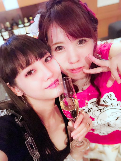 34歳になりました。 直前まで一緒にいたのは、かさい先生でした。 https://t.co/t1JOz6Eava<a href="/tag/%E5%85%A8%E6%97%A5%E6%9C%AC%E6%A1%9C%E6%92%AE%E3%82%8B%E3%81%AE%E4%B8%8B%E6%89%8B%E3%81%99%E3%81%8E%E3%82%8B%E9%81%B8%E6%89%8B%E6%A8%A9%E5%A4%A7%E4%BC%9A"class="tags"><span>#全日本桜撮るの下手すぎる選手権大会</span></a>