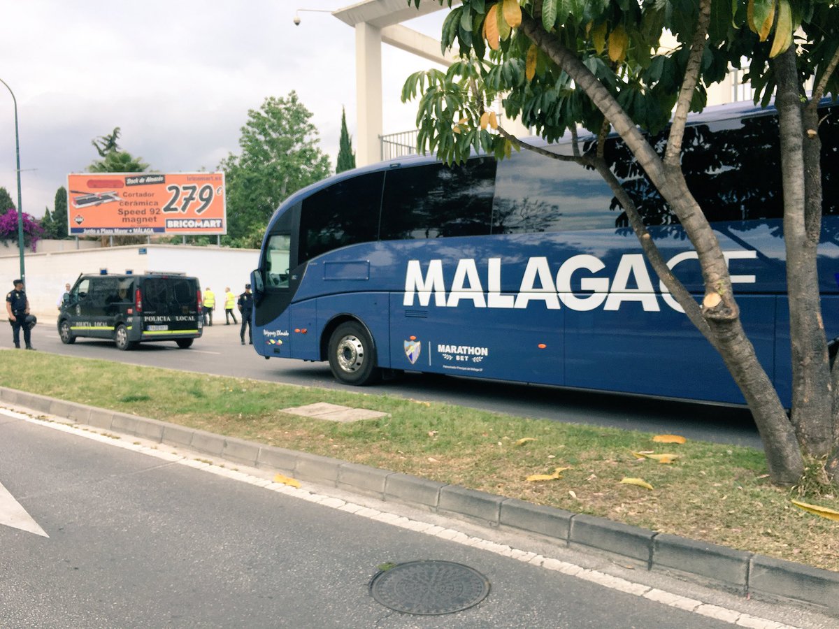 pacorodrigue's tweet photo. La llegada más solitaria de la temporada. Nadie esperando al autobús @MalagaCF en #LaRosaleda #findeliga En un rato te cuento el partido vs @GetafeCF en @lagranjugadacsr https://t.co/jiTrJWQmXj