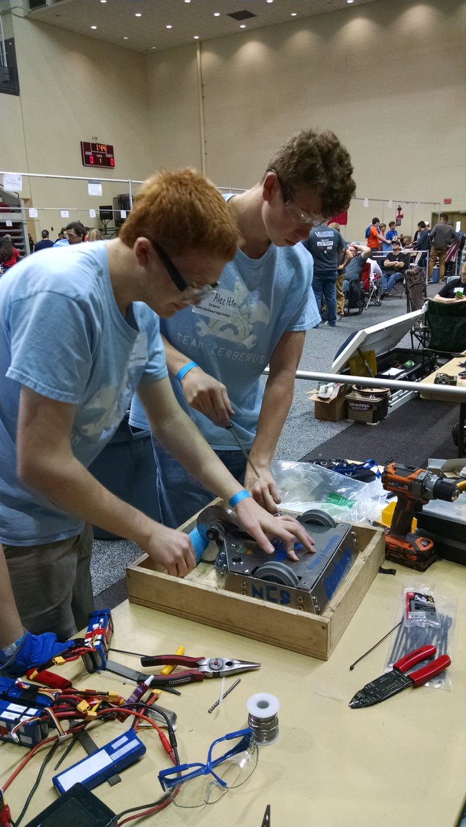 MrHernandez413's tweet photo. Both teams are about to queue, which means all hands on deck. #justintime #soldercuresall #GoNRL2018 @OlatheEngineer @Olathe21st @BotsKC @NTMATalk https://t.co/zdGEKQ79xJ