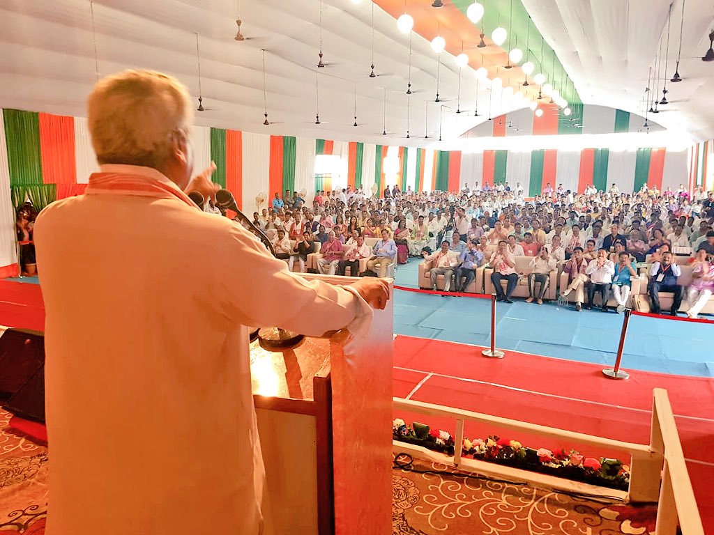 Ramlal's tweet photo. नलबाड़ी (असम) में प्रदेश कार्यसमिति बैठक को सम्बोधित किया साथ में जिलाध्यक्षों एवं विस्तारकों से भी वार्ता हुई। सभी ने असम में संगठन को मज़बूत बनाने एवं पार्टी के विचारों को  जन-जन तक पहुँचाने का संकल्प लिया। https://t.co/x5tB4NLykC