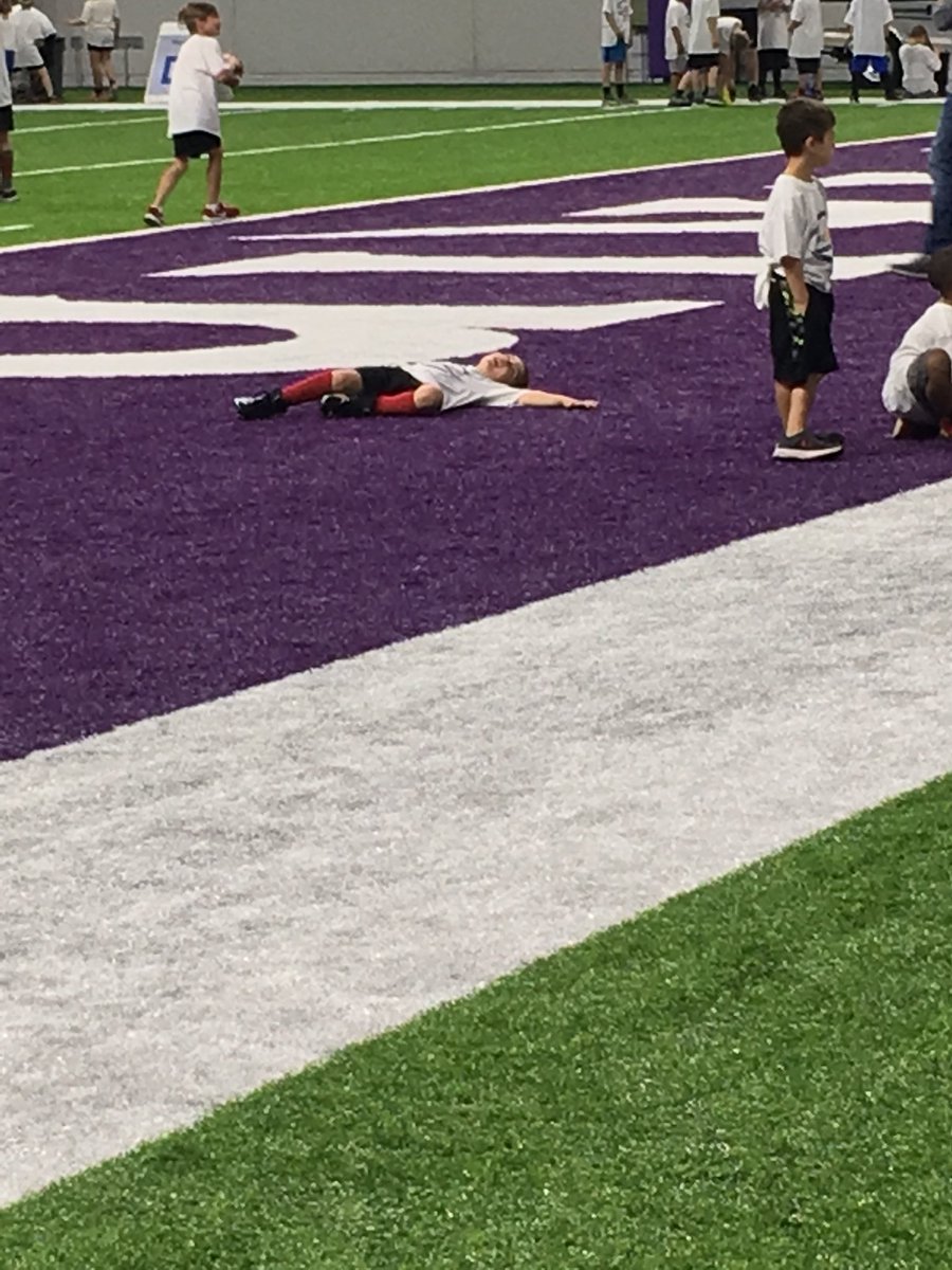 SarahKMoe's tweet photo. Even future Vikings need breaks! 🤦🏽‍♀️🏉 😴 @ProCamps @ZimFoundation @Medtronic #experience https://t.co/Gi3hp6JXtV