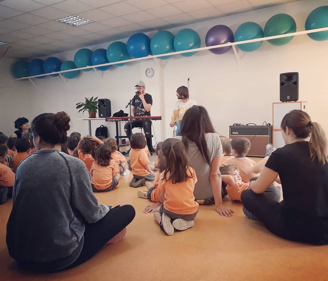 EMPI_Infantil's tweet photo. Cada semana en EMPI es especial, distinta a las demás. En esta que acaba hemos disfrutado de momentos únicos, como la entrañable visita de @AlvMcMartin ¡Gracias! 🎶😃 https://t.co/qzzu7WpBJX